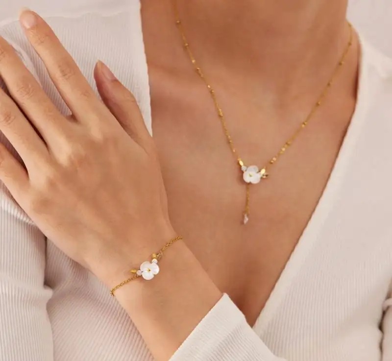 14k gold-plated surgical steel bracelet, white flower, cubic zirconia BST1516