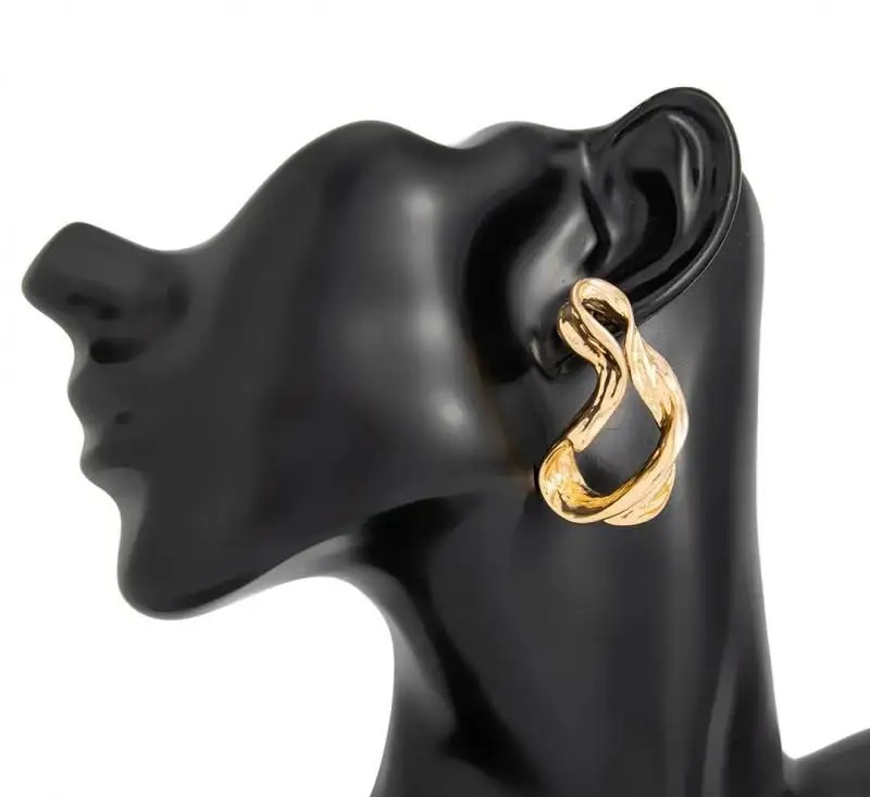 Dangle earrings, eye-catching gold swirls K1719