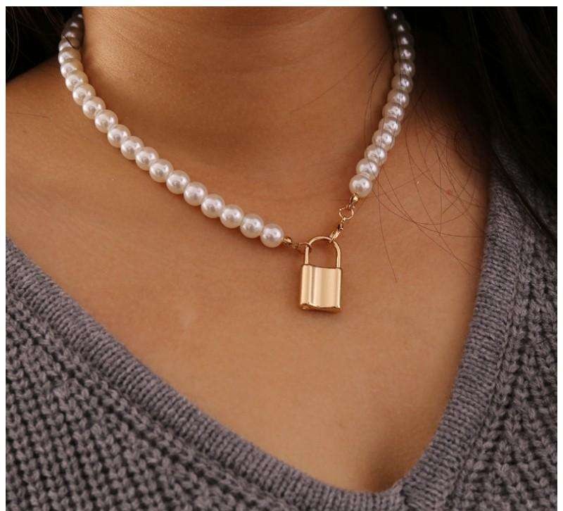 NECKLACE ARTIFICIAL pearls with padlock N710