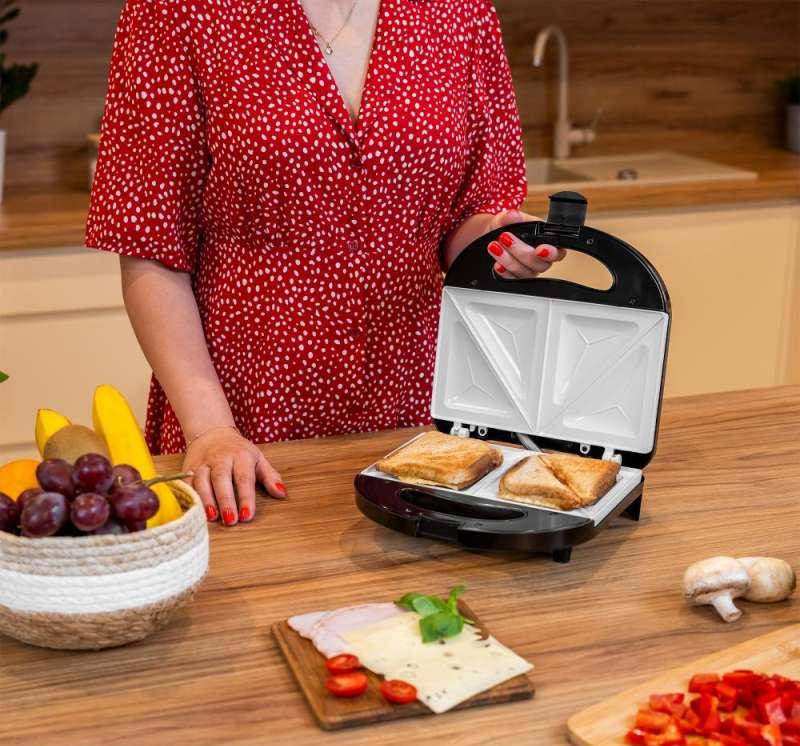 Sandwich toaster with ceramic inserts