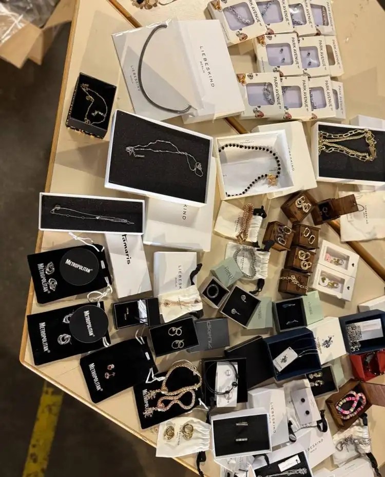 Starting from €5.50, jewelry assortment, category A: new jewelry items from Germany, including necklaces, earrings, bracelets, and rings. Ready for immediate sale, in stock.