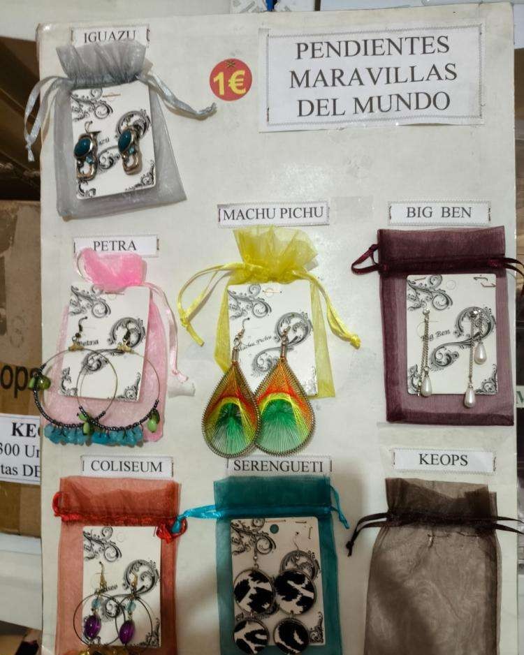 Various earrings and brooches.